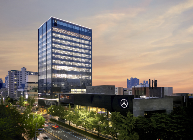 지난해 부울경 수입차 딜러들의 영업이익이 판매 부진과 차값 할인 등으로 대폭 줄어든 것으로 나타났다. BMW 동성모터스 해운대전시장(위)과 메르세데스-벤츠 한성모터스의 남천전시장 모습. BMW코리아·벤츠코리아 제공