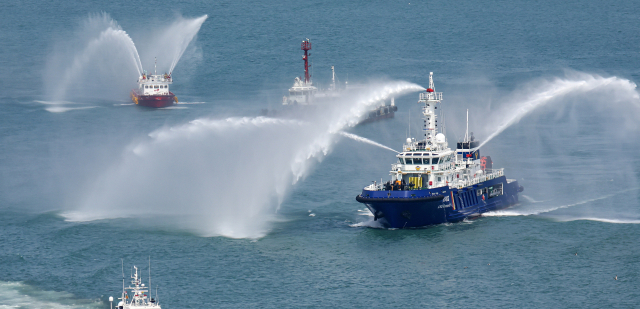 '국민 안전의 날'을 맞아 교량 충돌에 따른 선박사고와 화재 등 복합적인 재난 상황을 가정한 대응 훈련이 16일 오후 부산항대교 앞 해상에서 실시됐다. 이번 훈련에는 남해해양경찰청, 부산해양경찰서, 부산항만공사 등 12개 기관이 참가했다. 김종진 기자 kjj1761@