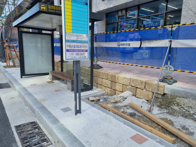 지난 15일 부산 남구 대연동 더비치푸르지오써밋 아파트 상가 앞 보도 사진. 설계 오류 탓에 같은 길에 층이 나눠진 보행로가 두 곳이 생겼다.