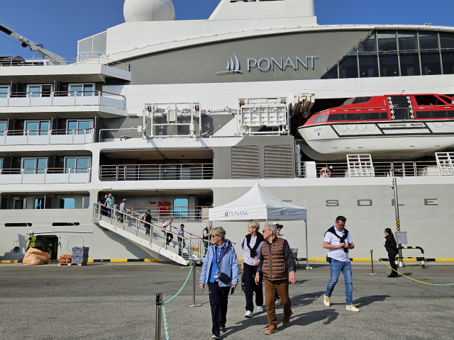 16일 부산항국제여객터미널에 입항한 포낭 크루즈 선사의 ‘르 소레알호’에서 외국인 관광객이 하선하고 있다. 서유리 기자 yool@
