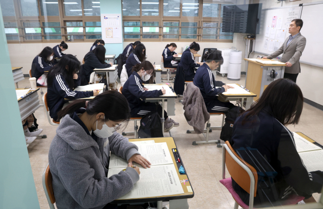 정부와 의료계의 의대 정원 증원을 둘러싼 갈등 속에 의과대학을 포함한 2025학년도 대학 모집정원 확정이 늦어지면서 고3 수험생과 학부모, 진학지도 교사들은 대응 전략 마련에 큰 어려움을 겪고 있다. 지난달 28일 치러진 올해 첫 전국연합학력평가 모습. 정대현 기자 jhyun@
