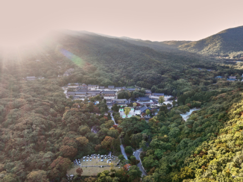 범어사 성보박물관이 5월 1일부터 특별전시 ‘금정산 산그리메, 金井(금정)’을 개최한다. 사진은 범어사 전경. 범어사 성보박물관 제공