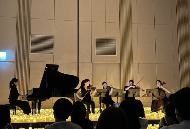 지난 14일 시그니엘 부산에서 열린 캔들라이트 공연 모습. 나래솔과 리수스 콰르텟이 앙코르 연주를 하고 있다. 김은영 기자 key66@