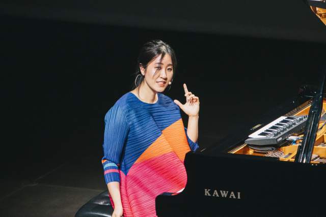 독일 함부르크 엘프 필하모니 ‘상주 크리에이터’이자 피아니스트, 작곡가, 유튜버인 한국계 미국인 나래솔. 사진은 2024 통영국제음악제에서 열린 ‘오픈 보더스’ 렉처 콘서트 장면. 통영국제음악제 제공