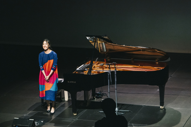 독일 함부르크 엘프 필하모니 ‘상주 크리에이터’이자 피아니스트, 작곡가, 유튜버인 한국계 미국인 나래솔. 사진은 2024 통영국제음악제에서 열린 '오픈 보더스' 렉처 콘서트 장면. 통영국제음악제 제공