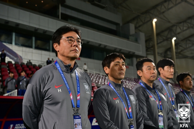 17일(한국시간) 카타르 도하의 압둘라 빈 칼리파 스타디움에서 열린 2024 아시아축구연맹(AFC) U-23 아시안컵 B조 1차전 대한민국과 UAE의 경기에 앞서 황선홍 감독이 경기장을 바라보고 있다. 연합뉴스