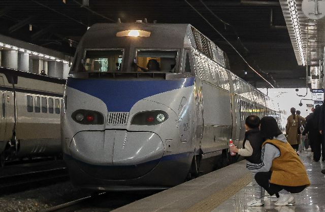 KTX 열차가 부산역 승강장으로 들어오고 있는 모습. 김종진 기자 kjj1761