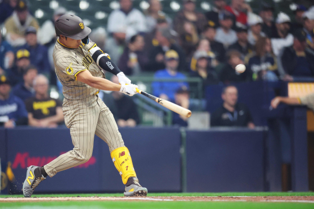 샌디에이고 파드리스 김하성이 17일(한국시간) 밀워키 브루어스 원정에서 1회 3점 홈런을 터뜨리고 있다. AFP연합뉴스