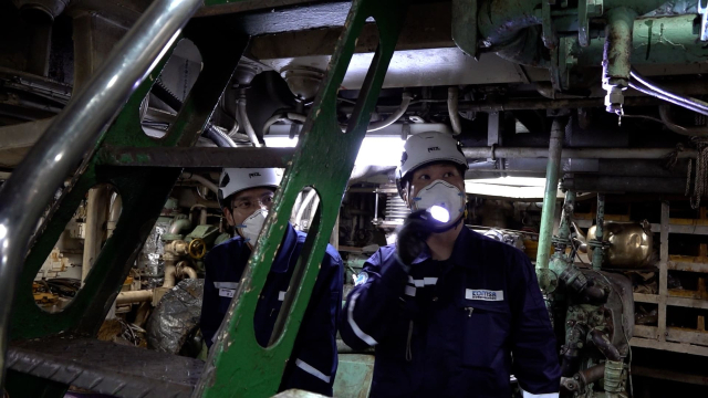 한국해양교통안전공단(KOSMA) 선박검사원들이 선체 내부에서 선박검사를 수행하고 있다. KOMSA 제공