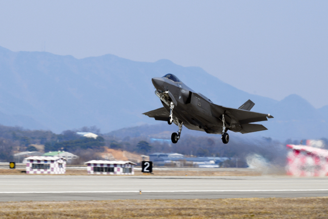 공군 제17전투비행단 F-35A 전투기가 훈련에 참가하기 위해 힘차게 이륙하고 있는 모습. 공군 제공
