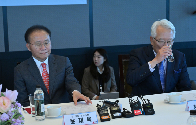 국민의힘 윤재옥 원내대표 겸 당대표 권한대행(왼쪽)과 정의화 상임고문이 17일 서울 여의도의 한 중식당에서 열린 상임고문단 간담회에서 자리에 앉아 있다. 연합뉴스