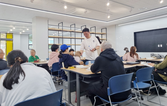 김병석 교수가 돌아다니며 반려견의 성격을 파악하고 있다. 김수빈 부산닷컴 기자