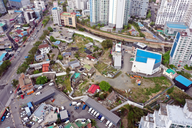 제2종 일반주거지역에서 준주거지역으로 용도변경이 추진되고 있는 부산 해운대구 중동 193번지 일대 모습. 정종회 기자 jjh@