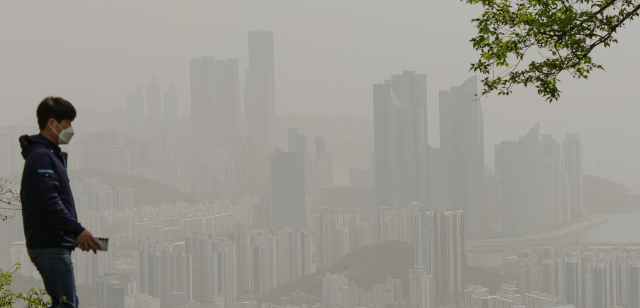 전국 대부분 지역에 미세먼지 농도가 ‘나쁨’ 수준을 보인 17일 오전 부산 시내가 뿌옇게 보이고 있다. 김종진 기자 kjj1761@