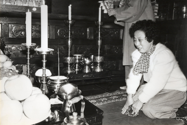 1991년 1월 13일 부산 사하구 괴정동 사리암에서 열린 박종철 열사 4주기 천도재에 박 열사의 어머니 정차순 씨와 민가협 회원 등이 참여했다. 부산일보DB