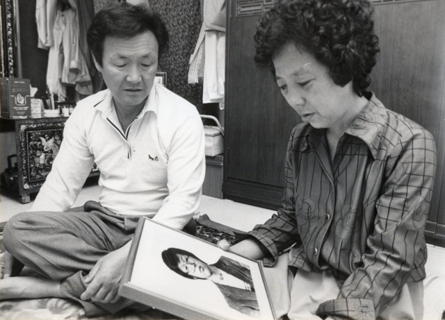 1987년 5월 22일 고 박종철 열사 고문치사 사건으로 구속된 조한경 경위가 심경에 변화를 일으켜 자신과 강진규 경사 외에 다른 공범 3명이 있다는 사실을 토로했다는 보도가 나왔다. 아들의 고문치사사건 추가공범소식을 전해 들은 박종철 열사의 아버지 박정기 씨와 어머니 정차순 씨가 아들의 사진을 바라보고 있다. 부산일보DB