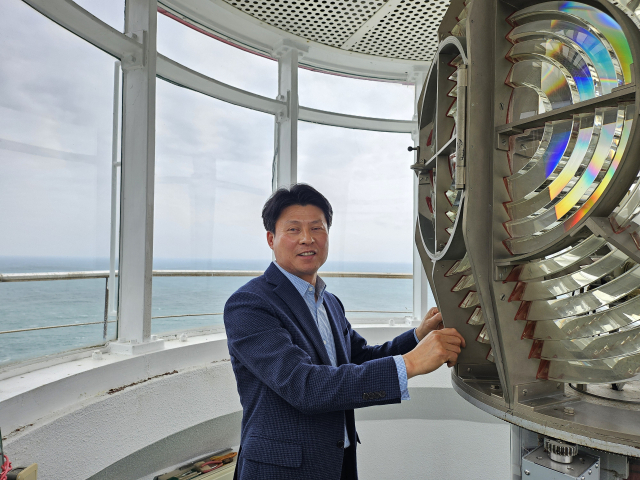 지난 4일 부산 영도구 태종대 영도등대에서 만난 부산해양수산청 김대현(57) 해양교통시설 부산항관리센터장. 이상배 기자 sangbae@