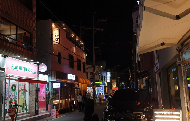 외국어 간판이 난무하는 부산 부산진구 전포동 거리.