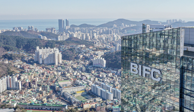 올해부터 내년 초까지 부산 남구 문현금융단지 공공기관 7곳 중 4곳의 기관장 임기가 끝난다. 총선 이후 정치권 인사의 ‘낙하산 인사’ 우려 속에 해당 기관의 분위기가 뒤숭숭하다. 부산 남구 문현금융단지 전경. 김종진 기자 kjj1761@