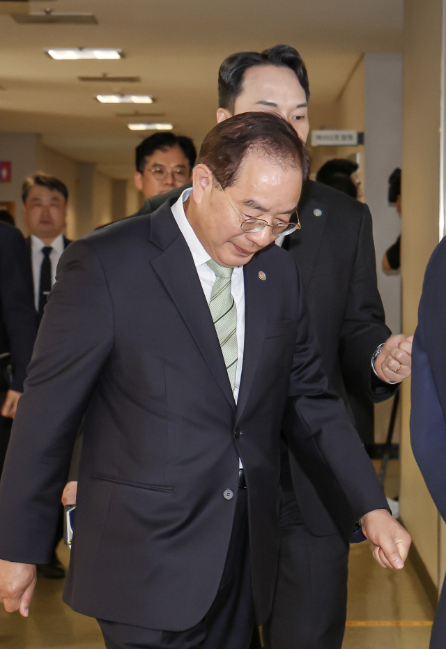 하윤수 부산시교육감이 17일 오후 부산고등법원에서 열린 항소심 선고공판에 출석하고 있다. 김종진 기자 kjj1761@