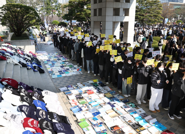지난달 5일 부경대와 한국해양대는 글로컬대학 30 공동 추진 업무협약식을 맺었다(위). 부경대 학생들은 지난달 21일 대학 통합 추진 반대 집회를 진행했다. 정대현·정종회 기자 jhyun@