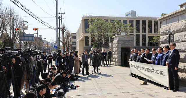 정윤모 중소기업중앙회 상근부회장이 1일 오전 서울 종로구 헌법재판소 앞에서 중대재해체벌법 헌법소원심판 청구 기자회견을 하며 발언하고 있다. 연합뉴스