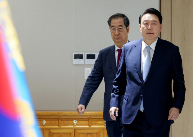 윤석열 대통령과 한덕수 국무총리가 16일 국무회의에 입장하고 있다. 연합뉴스