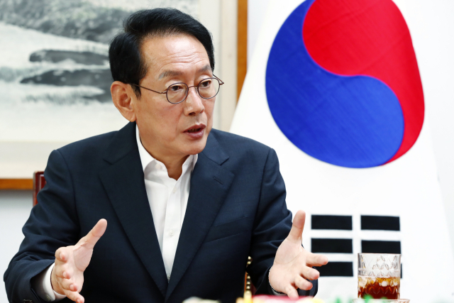 부산 강서에서 4선 고지에 오른 국민의힘 김도읍 의원은 민심을 수습하기 위해 대통령실은 여의도와 소통을 강화하고, 여당은 국민과의 직접 소통을 강화해야 한다고 말했다. 김도읍 의원실 제공