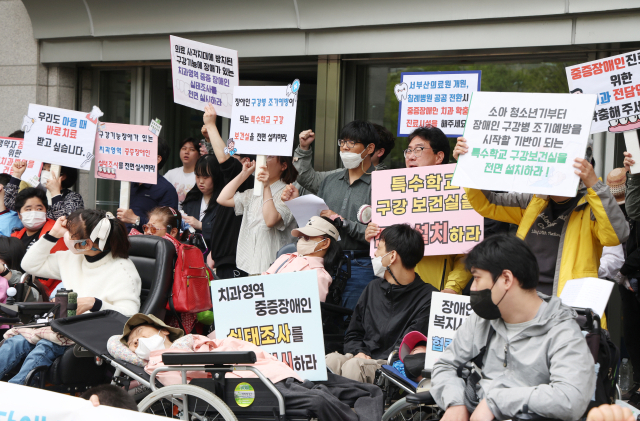 17일 건강사회를 위한 치과의사회 부경지부, 부산뇌성마비보모회, 부산참여연대 등이 부산시청 앞 광장에서 기자회견을 열고 장애인 구강건강 개선을 위한 시책 마련을 촉구했다. 참석자들은 시립장애인치과병원 설립과 특수학교 구강보건실 설치 등을 요구했다. 정대현 기자 jhyun@