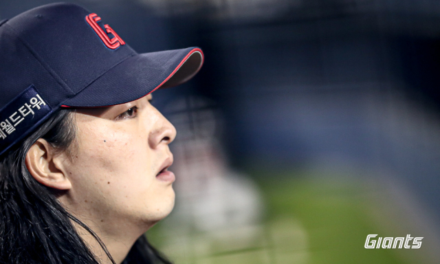 17일 LG전에서 9회말 무사 만루 위기를 자초하며 승리를 헌납한 롯데 자이언츠 마무리투수 김원중. 롯데 자이언츠 제공