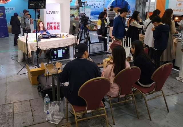 지난해 제주도에서 열린 제주식품대전 박람회에서 방송을 진행하는 공영라방. 공영홈쇼핑 제공