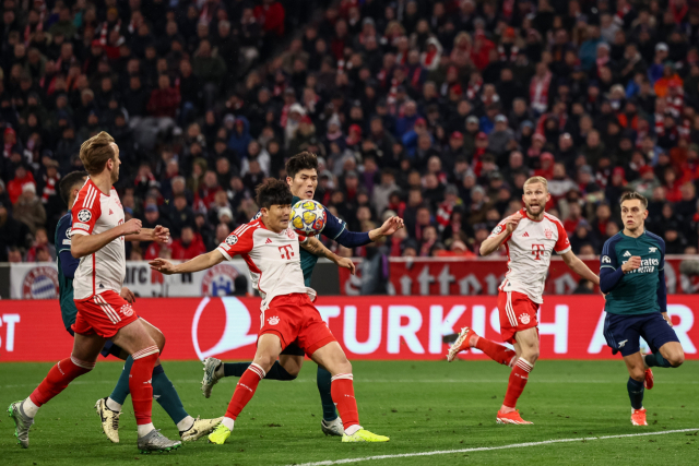 바이에른 뮌헨 김민재가 18일(한국시간) 독일 뮌헨의 알리안츠 아레나에서 열린 2023-2024 UCL 8강 2차전 아스널과 경기에서 볼을 차지하려 하고 있다. EPA연합뉴스