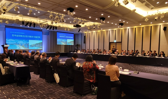 한국섬유산업연합회가 18일 대만섬유연맹과 함께 부산 웨스턴 조선 호텔에서 ‘제18차 한·대만 섬유산업 연례회의’를 진행하고 있다. 한국섬유산업연합회 제공