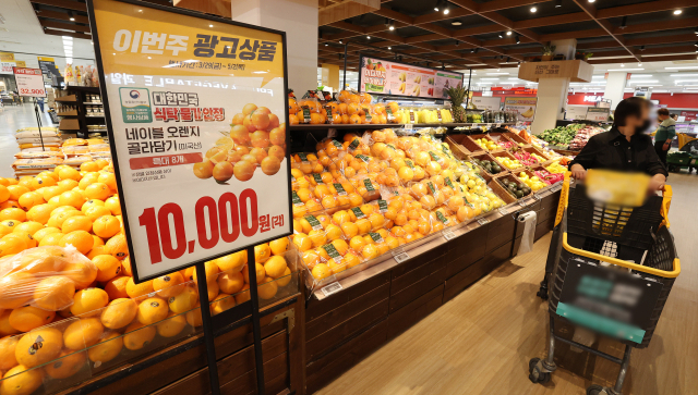 고환율‧고유가 여파로 수입 식자재 가격이 상승하면서 고물가 현상이 장기화할 전망이다. 18일 오후 부산의 한 마트에서 시민들이 장을 보고 있다. 정종회 기자 jjh@
