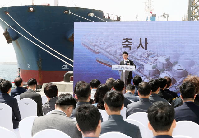 이호현 산업통상자원부 에너지정책실장은 18일 오전 울산 남구에 위치한 코리아에너지터미널(KET)에서 울산시, 한국석유공사, SK가스 등 관련 지자체, 공기업 및 업계 관계자가 참석한 가운데 열린 ‘코리아에너지터미널(KET) 석유제품 첫 입고 기념식’에 참석했다. 산업부 제공