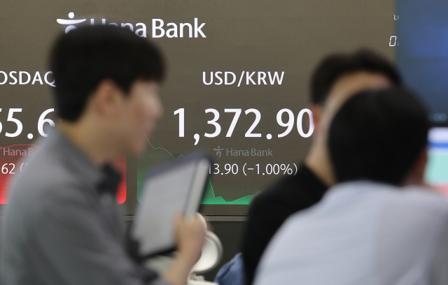 원/달러 환율이 1,370원대까지 하락한 18일 오후 서울 중구 하나은행 본점 딜링룸에서 직원이 업무를 보고 있다. 이날 서울 외환시장에서 미국 달러 대비 원화 환율은 전일보다 13.9원 급락한 1,372.9원에 거래를 마쳤다. 연합뉴스