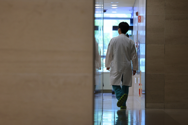 정부의 의대 증원 추진에 반발한 전공의들이 병원을 떠난지 60일째인 18일 서울 시내 한 대학병원에서 의료 관계자가 이동하고 있다. 연합뉴스