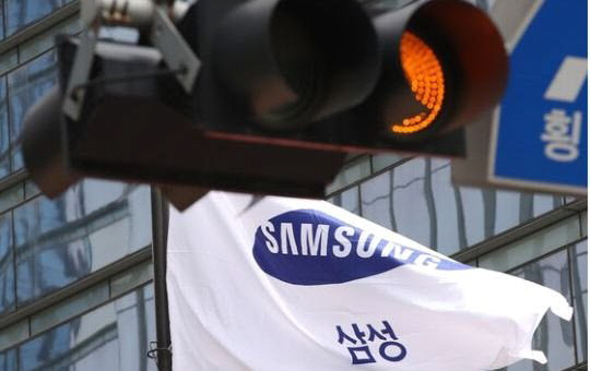 달러 강세로 인한 환차익에도 불구하고 삼성 등 국내 기업들이 잇따라 비상 경영 체계로 전환하고 있다. 삼성전자 서초사옥 앞 신호등에 주황불이 들어와 있다. 연합뉴스