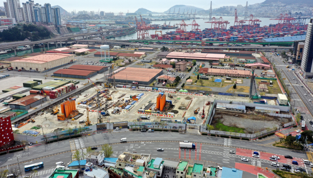 부산에서 건립 중인 일부 아파트에 평당 4000만 원 안팎의 분양가가 적용될 것이라는 전망이 나온다. 대우건설이 부산 동구 범일동에 건립하고 있는 ‘블랑써밋74’ 부지. 정종회 기자 jjh@