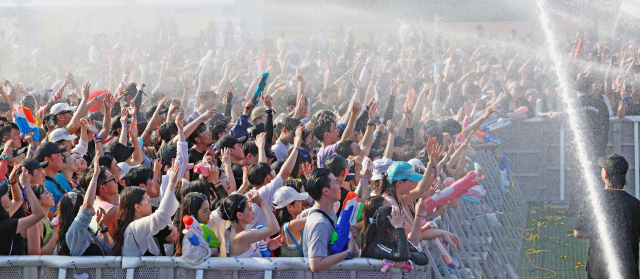 부산시교육청은 K팝 분야 인재 육성을 위한 글로벌 K-POP 스쿨을 오는 2026년 3월 부산 강서구 죽림동 가락중학교(폐교)에 개교한다. 지난해 8월 부산 아시아드 보조경기장에서 열린 ‘2023 포세이돈 워터 뮤직 페스티벌' 모습 .정대현 기자 jhyun@