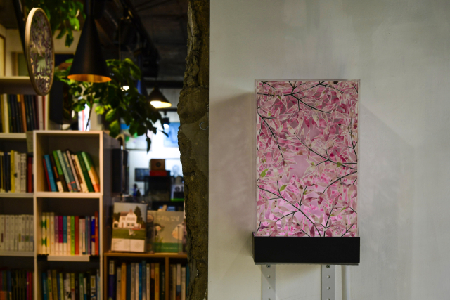 조재임 작가 작품으로 만든 스탠드(등). 갤러리 보다 제공