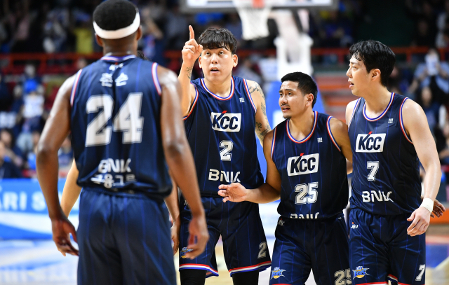 부산 KCC 최준용이 19일 오후 사직실내체육관에서 열린 KBL 4강 PO 3차전에서 작전 타임 도중 선수들과 이야기를 나누고 있다. KBL 제공