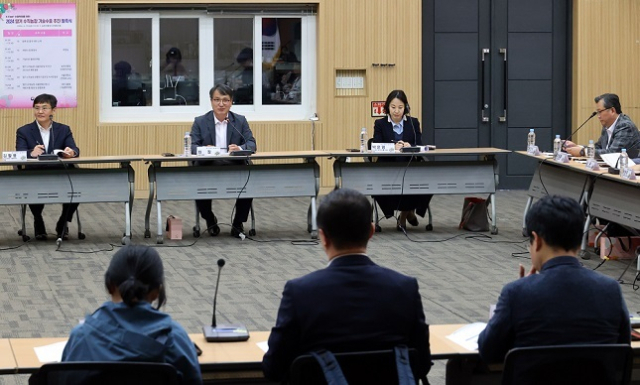 농촌진흥청은 4월 19일 전주시 농촌진흥청 본청 국제회의장에서 중앙·지방 농촌진흥기관 관계관과 수직농장 수출기업 등이 참석한 가운데 ‘딸기 수직농장 기술수출 추진단’을 발족했다. 농촌진흥청 제공