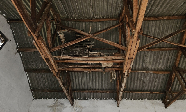 혼례용품이 무더기로 발견된 영부마을 옛 창고 시렁. 고성군 제공