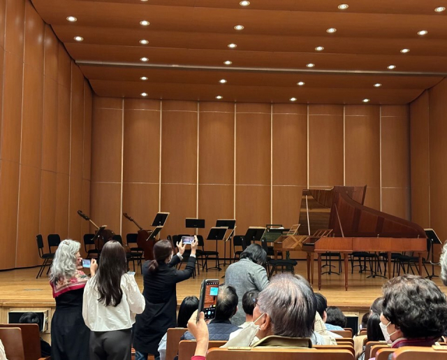 중간휴식 시간, 포르테피아노를 카메라에 담기 위해 줄지어 서 있는 관객들. 김은영 기자 key66@