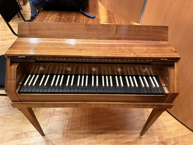 포르테피아노. 흰색과 검은색 부분이 현대 피아노와는 정반대다. 김은영 기자 key66@