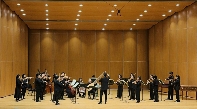 '알테무지크서울' 오케스트라 공연 모습. 가운데 기타처럼 생겼지만 더 큰 악기가 테오르보이다. 류트 계열 현악기로 바로크 악기이다. 금정문화회관 제공