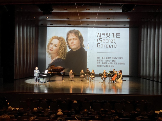 한국 영화음악의 거장 조성우 영화음악감독이 매달 진행하는 ‘11시 영화음악콘서트’ 두 번째 순서가 오는 24일 오전 11시 영화의전당 하늘연극장에서 열린다. 사진은 지난 3월 음악회 모습. 영화의전당 제공