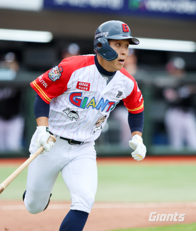 롯데 자이언츠 황성빈이 21일 KT 위즈와 더블헤더 1차전에서 홈런을 터뜨리고 있다. 롯데 자이언츠 제공