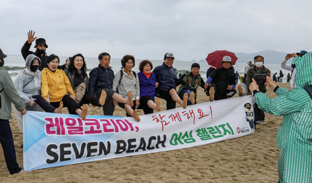 회원 23만 명의 철도 기반 여행 동아리 레일코리아 회원들이 21일 맨발걷기 좋은도시 부산 선포식 및 세븐비치 어싱 챌린지에 참가해 기념촬영을 하고 있다. 김종진 기자 kjj1761@